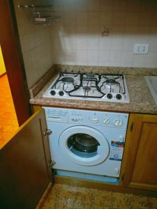 uma placa de fogão na cozinha com um balcão em Residenza Cornicello em Bardolino
