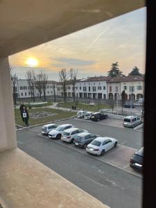 un grupo de autos estacionados en un estacionamiento en Laffittacamere Franciacorta, en Passirano