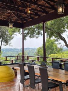 una mesa y sillas en una terraza con vistas en Oasis On Lily Northcliff, en Johannesburgo