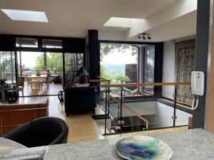 Oasis On Lily Northcliff في جوهانسبرغ: غرفة معيشة مطلة على غرفة معيشة