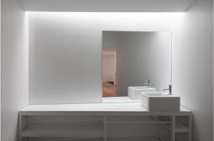 een witte badkamer met een spiegel en een wastafel bij Oh! Porto - Whole Property in Vila Nova de Gaia