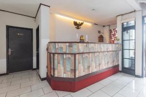 un restaurante con barra en una habitación en RedDoorz near Taman Kota Lapang Merdeka Sukabumi en Sukabumi