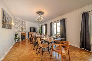 une salle à manger avec une grande table et des chaises dans l'établissement Maison 15 couchages idéale pour séjour en groupe, à Clermont-Ferrand