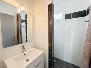 une salle de bain avec un lavabo et une douche avec un miroir dans l'établissement Appartement Solane 4 Lumio, à Lumio 30 autres photos