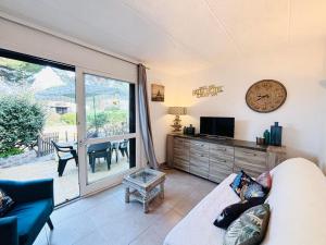 - un salon avec un canapé, une table et un réveil dans l'établissement Appartement Solane 4 Lumio, à Lumio