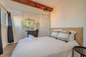 - une chambre avec un lit doté de draps et d'oreillers blancs dans l'établissement Maison 15 couchages idéale pour séjour en groupe, à Clermont-Ferrand