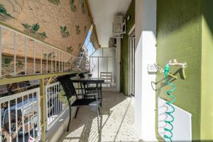 un couloir avec une table et des chaises sur un mur vert dans l'établissement Exclusive and Deluxe Apartment in Athens City, à Athènes