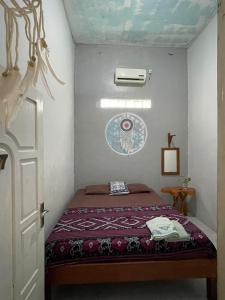 1 dormitorio con 1 cama en una habitación pequeña en Loyal friend hostel karimunjawa en Karimunjawa