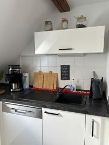 una cucina con lavandino e piano di lavoro di Ferienwohnung „Ruppbergblick“ a Zella-Mehlis