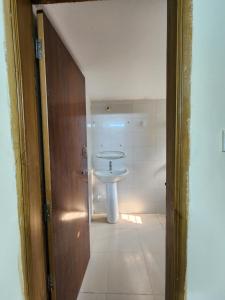 La salle de bains est pourvue d'un lavabo et de toilettes. dans l'établissement Aaira guest house, à Dhaka
