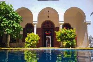 um edifício com uma piscina em frente em Riad Tazi Casablanca em Casablanca
