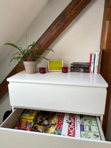 Knihovna v apartmánu + 12 fotografií