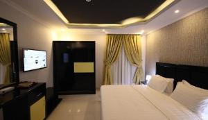 une chambre d'hôtel avec un lit et une télévision dans l'établissement اجنحة أروى سويتس الدمام Arwa Suites Dammam, à Dammam