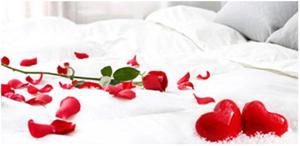 grupa czerwonych serc na łóżku w obiekcie Vanda Hotel & Spa w mieście Dżunija