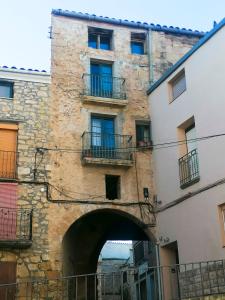 Vila Closa Juncosa في Juncosa: ممر في مبنى حجري قديم مع نوافذ