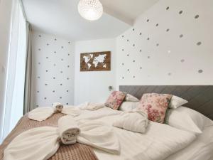 Posteľ alebo postele v izbe v ubytovaní Spa Residence Carbona EmDoNa Luxury Apartment