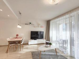 Televízia a/alebo spoločenská miestnosť v ubytovaní Spa Residence Carbona EmDoNa Luxury Apartment