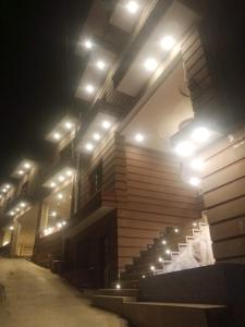 un edificio con una escalera con luces. en The Lavish Inn en Murree
