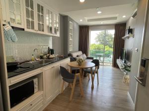 Una cocina con una mesa y un comedor. en The Blu X bangsaen Grand Suite, en Bangsaen Sai 1
