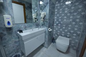 Ένα μπάνιο στο MİDYAT LADİNOS OTEL