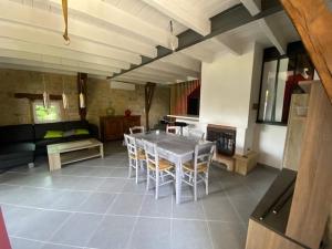 eine Küche mit einem Tisch und Stühlen im Zimmer in der Unterkunft La Grange de Camille in Loupiac