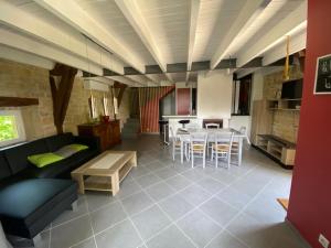 ein Wohnzimmer mit einem Sofa und einem Tisch in der Unterkunft La Grange de Camille in Loupiac
