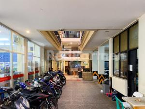 a row of motorcycles parked inside of a building at Audah Guesthouse Syariah Kuningan RedPartner in Jakarta
