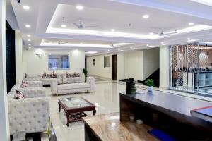 新德里的住宿－HOTEL YASH PALACE，带沙发和桌子的大客厅