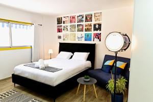 エイラットにあるדאוס האוס - דירות אירוח מודרניות ושקטותのベッドルーム1室(ベッド1台、鏡、椅子付)