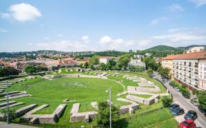 ein großer Park mitten in einer Stadt in der Unterkunft Free parking Amphitheater Apartment - Wifi, AC, TV in Budapest