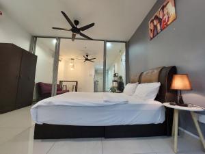 1 dormitorio con 1 cama grande y ventilador de techo en 3 Elements-MRT2 -30min to TRX Bkt Bintang -Wifi - Self Check In en Seri Kembangan