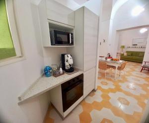 A kitchen or kitchenette at Li Frati Casa Vacanze