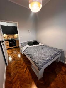 sypialnia z łóżkiem w rogu pokoju w obiekcie Apartamenty In Centro by 3 maja w Gnieźnie