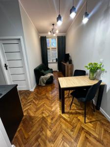 a dining room with a table and chairs in a room at Apartamenty In Centro by 3 maja in Gniezno