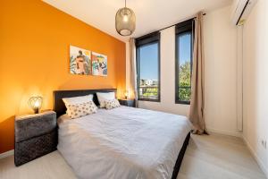 聖彼得的住宿－L'éclat tropical, magnifique T3 sur front de mer，一间卧室拥有橙色的墙壁和一张大床