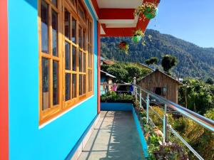 un balcón de una casa con vistas a la montaña en Shaguns Homestay by Retrea8stay en Kalimpong