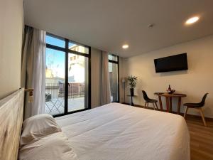 1 dormitorio con cama grande y ventana grande en APM Manresa, en Manresa