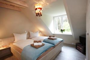 a bedroom with a bed with two towels on it at Meeressterne Strandhäuser Blankenfohrt in Ueckeritz