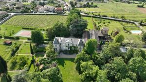 een luchtzicht op een groot huis met een tuin bij Domaine de Montclair in Pommiers