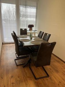una mesa de comedor con sillas de cuero y un asterisco en Bruchköbel 4 auch für Monteure en Bruchköbel
