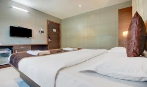 Postel nebo postele na pokoji v ubytování Hotel Leela