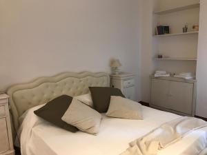 a bedroom with a white bed with two pillows at Fleur Blanche in Verona