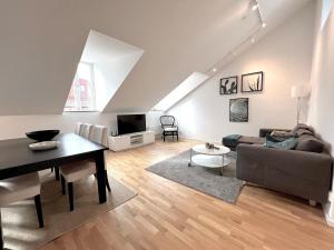 sala de estar con sofá y mesa en Elegant Apartment In The Heart Of The City, en Gotemburgo