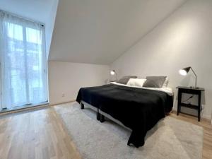 a bedroom with a large bed and a large window at Elegant Apartment In The Heart Of The City in Gothenburg