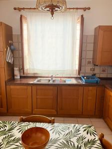 una cucina con lavandino e finestra di Casa Praiola a Terrasini