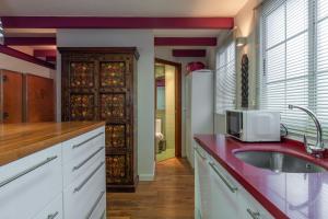 una cocina con fregadero y frigorífico en Únika Homes Porvenir, en Sevilla 37 fotos más