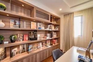 ein Büro mit Bücherregal mit Büchern in der Unterkunft Princess Luxury Villa 6 Bedroom Hanoi in Hanoi