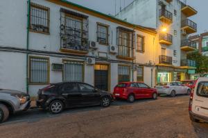 un grupo de coches aparcados delante de un edificio en Únika Homes Porvenir, en Sevilla
