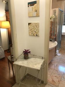 a bathroom with a console table and a sink at Fleur Blanche in Verona