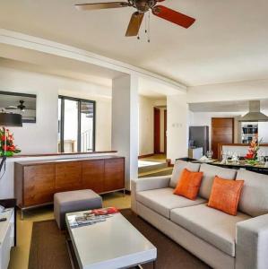 un soggiorno con divano e ventilatore a soffitto di Luxury room by Grand Vacations a Roches Noires